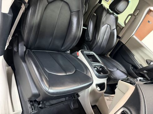 Used 2023 Chrysler Pacifica Touring-L FWD image 40