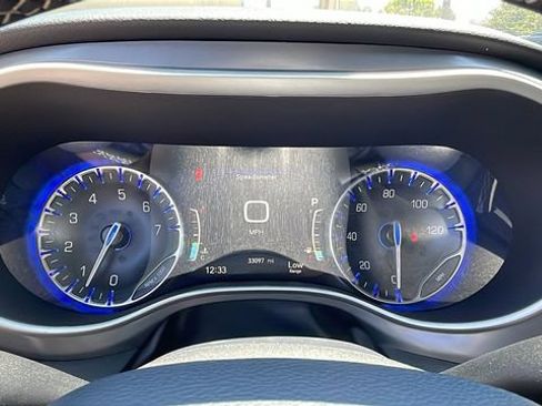 Used 2025 Chrysler Pacifica Select FWD image 25