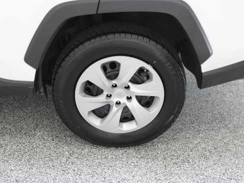 Used 2020 Toyota RAV4 LE FWD image 10