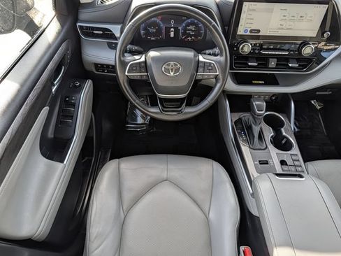 Used 2023 Toyota Highlander Platinum FWD image 11