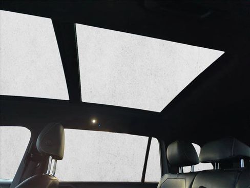 Certified 2022 Volkswagen Tiguan SE R-Line image 20