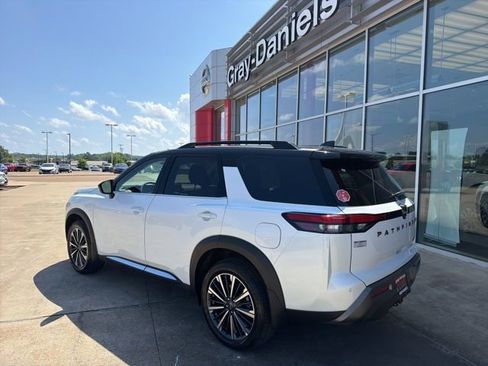 New 2026 Nissan Pathfinder Platinum image 2