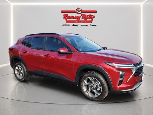 Used 2025 Chevrolet Trax LT w/ LT Convenience Package FWD image 7