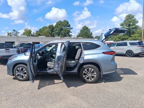 Used 2021 Toyota Highlander XLE AWD/4WD image 22
