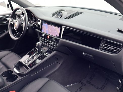 Certified 2025 Porsche Macan AWD/4WD image 25