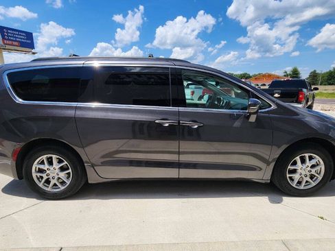 Used 2022 Chrysler Pacifica Touring-L FWD image 7