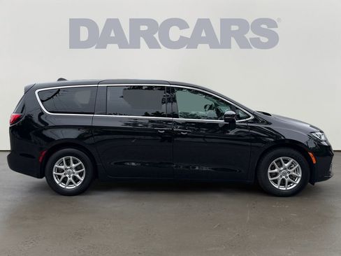 Used 2024 Chrysler Pacifica Touring-L FWD image 8