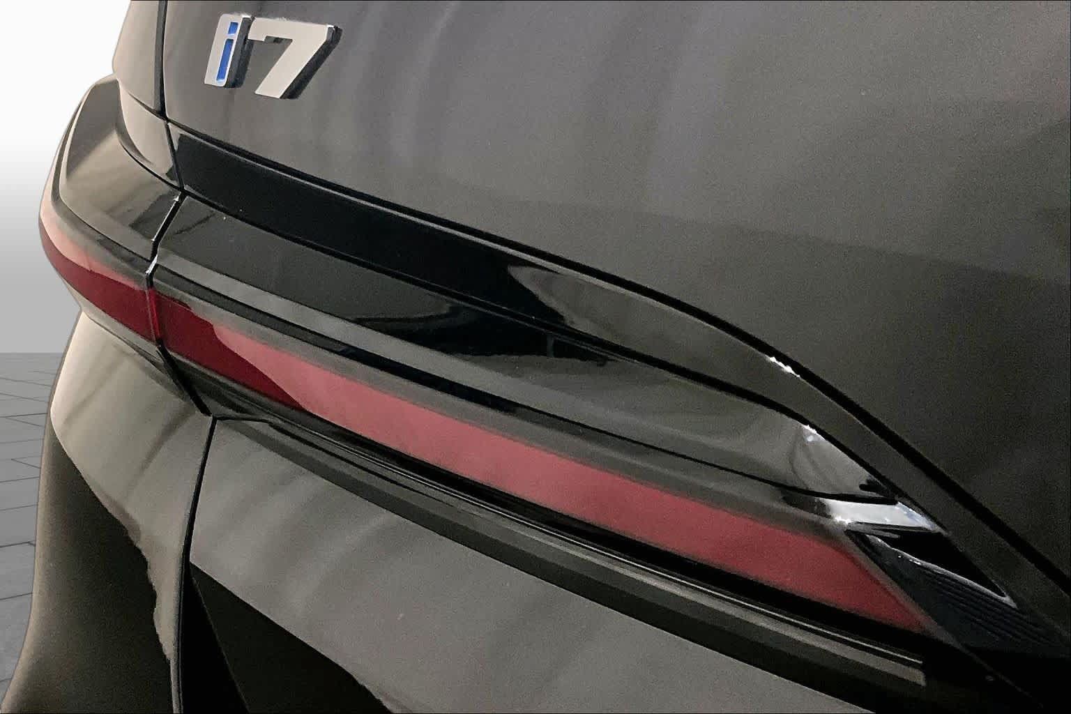 Used 2023 BMW i7 xDrive60 AWD/4WD image 27