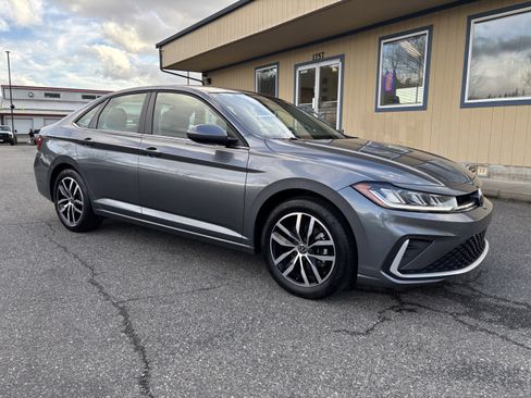 Used 2025 Volkswagen Jetta SE image 1