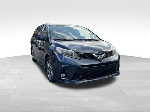 Used 2018 Toyota Sienna SE image 7