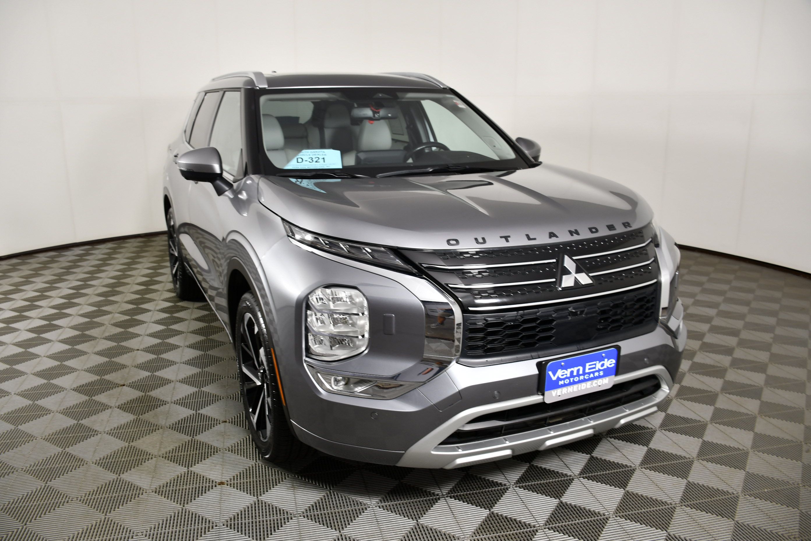 Used 2024 Mitsubishi Outlander SEL AWD/4WD image 3