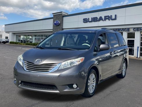 Used 2014 Toyota Sienna XLE image 3