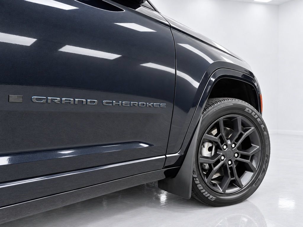 Used 2023 Jeep Grand Cherokee 30th Anniversary AWD/4WD image 5