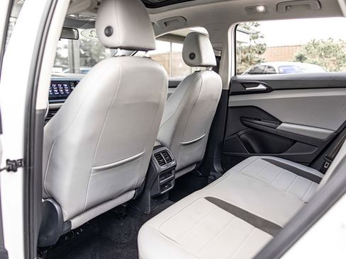 Used 2022 Volkswagen Taos SE w/ Panoramic Sunroof Package FWD image 32