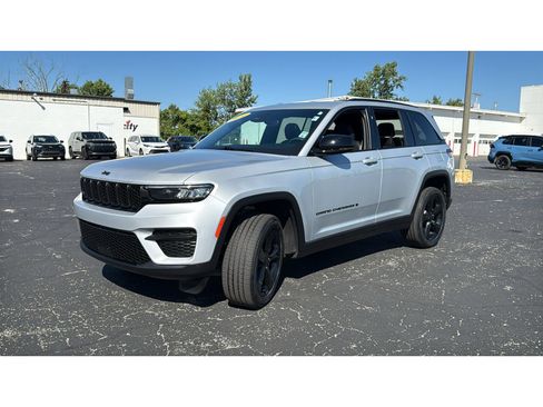 Used 2024 Jeep Grand Cherokee Altitude AWD/4WD image 3