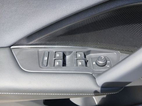 New 2026 Volkswagen Tiguan SE R-Line FWD image 11