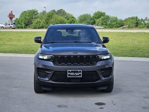 Used 2024 Jeep Grand Cherokee Altitude AWD/4WD image 2