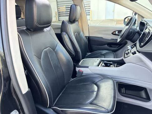 Used 2023 Chrysler Pacifica Limited FWD image 24