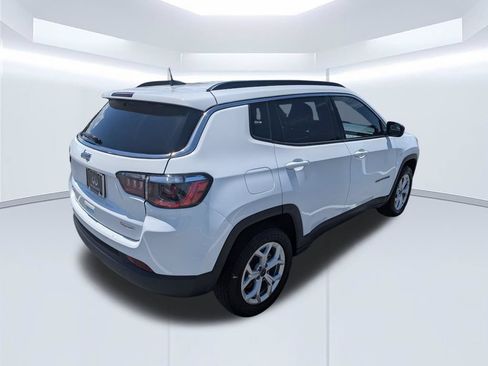 Used 2025 Jeep Compass Latitude AWD/4WD image 6