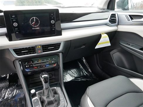 New 2026 Volkswagen Taos SEL image 10