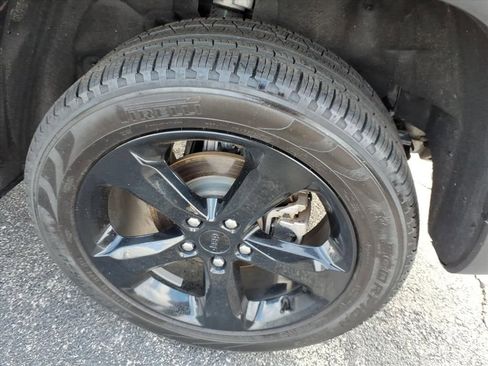 Used 2023 Jeep Grand Cherokee Limited w/ Luxury Tech Group II AWD/4WD image 5