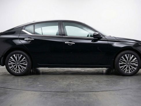 Used 2025 Nissan Altima 2.5 SV image 11