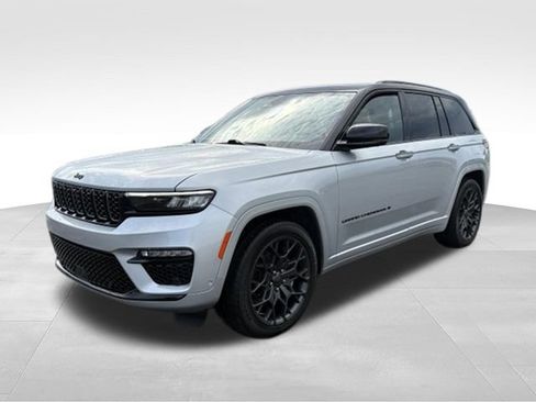Used 2025 Jeep Grand Cherokee Summit AWD/4WD image 10