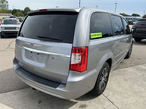 Used 2014 Chrysler Town & Country S FWD image 5