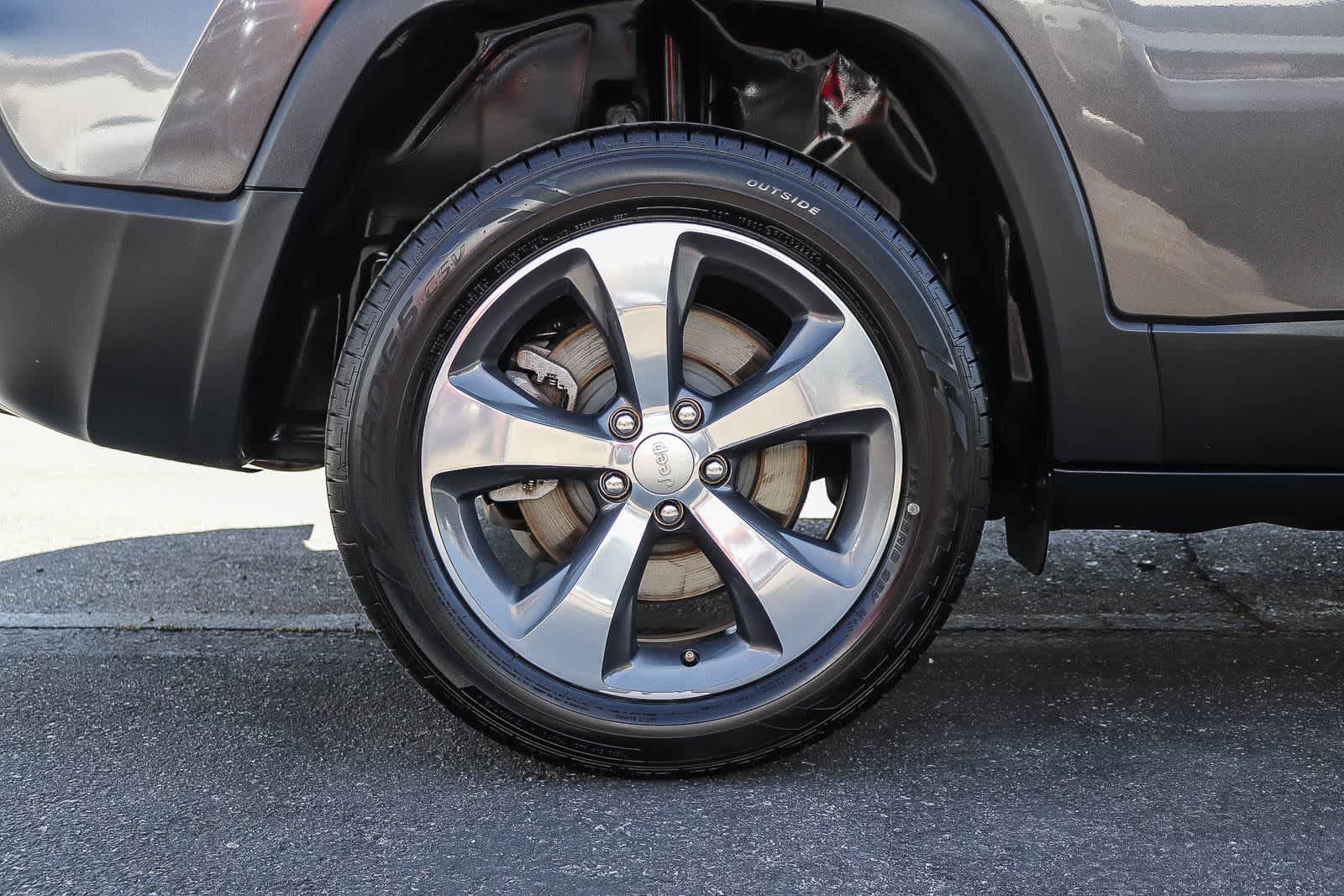 Used 2019 Jeep Cherokee Limited FWD image 11