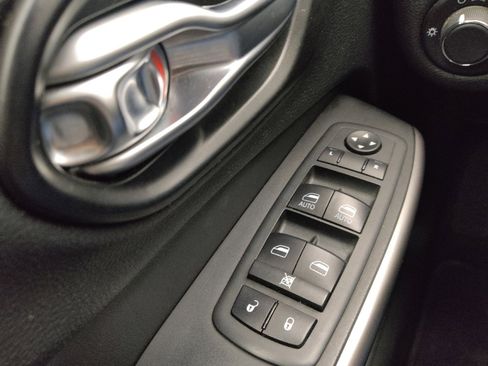 Used 2021 Jeep Cherokee Latitude FWD image 27