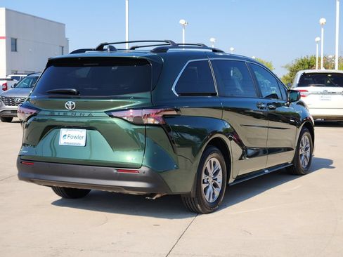 Certified 2026 Toyota Sienna XLE FWD image 5