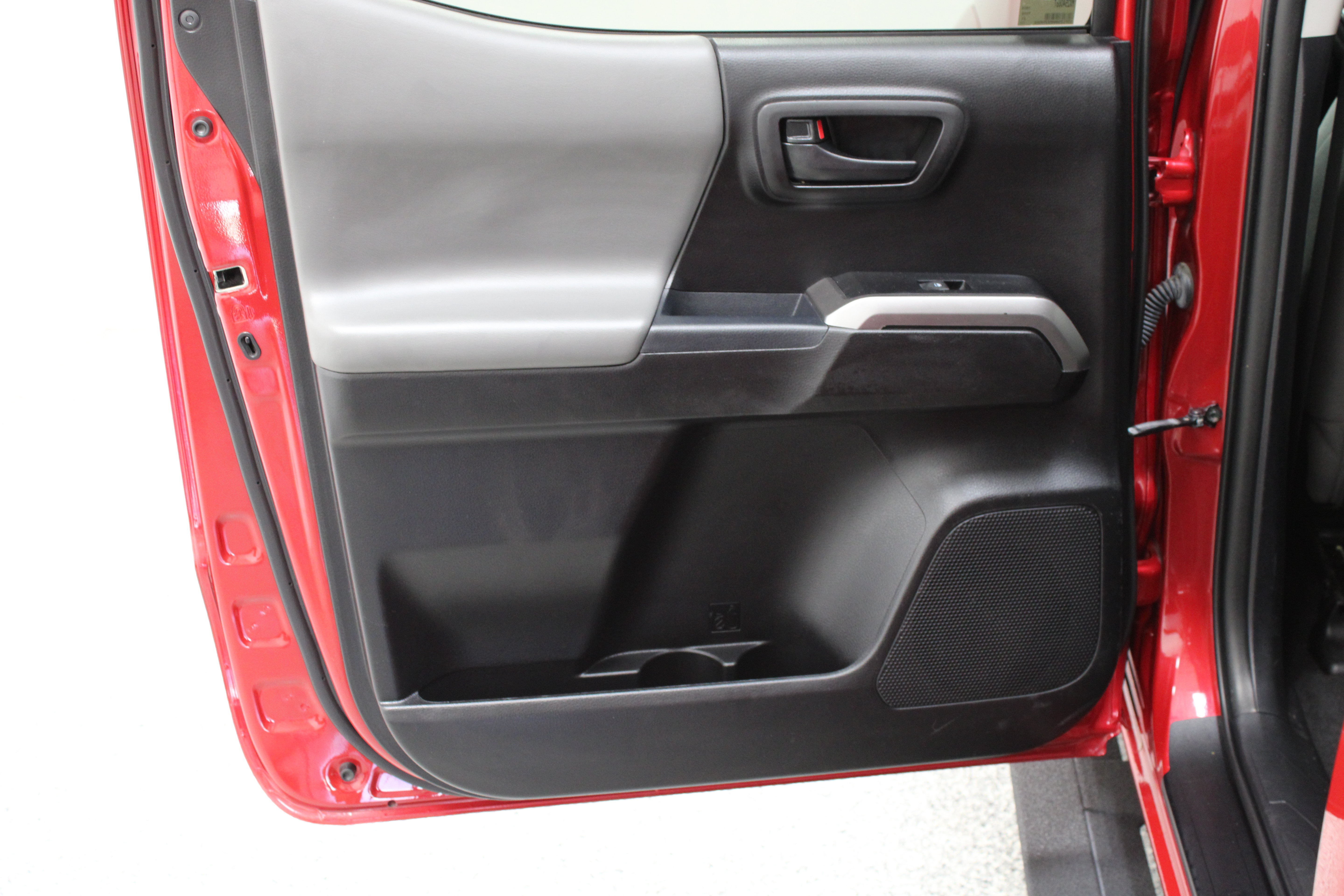 Used 2021 Toyota Tacoma SR5 AWD/4WD image 25