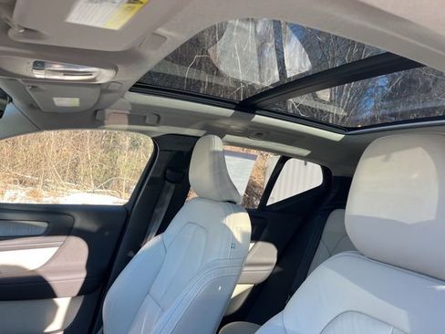 Certified 2023 Volvo XC40 B5 Plus w/ Climate Package image 28