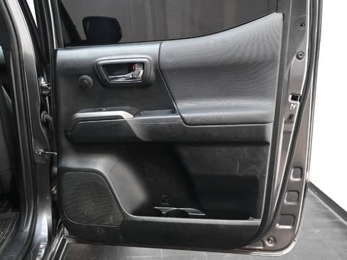 Used 2017 Toyota Tacoma TRD Off-Road w/ Tow Package AWD/4WD image 33