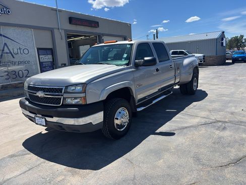 Used 2005 Chevrolet Silverado 3500 LS w/ Heavy-Duty Power Package AWD/4WD image 2