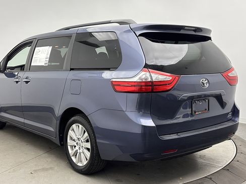 Used 2017 Toyota Sienna XLE image 6