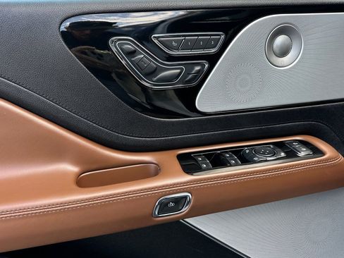 Certified 2021 Lincoln Aviator Reserve w/ Equipment Group 210A image 10