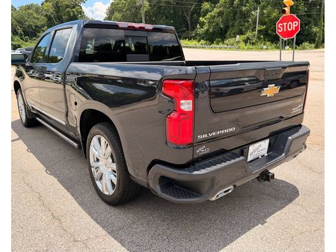 Used 2024 Chevrolet Silverado 1500 High Country w/ High Country Premium Package AWD/4WD image 4