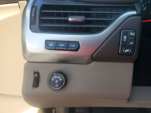 Used 2018 Chevrolet Suburban Premier RWD image 25