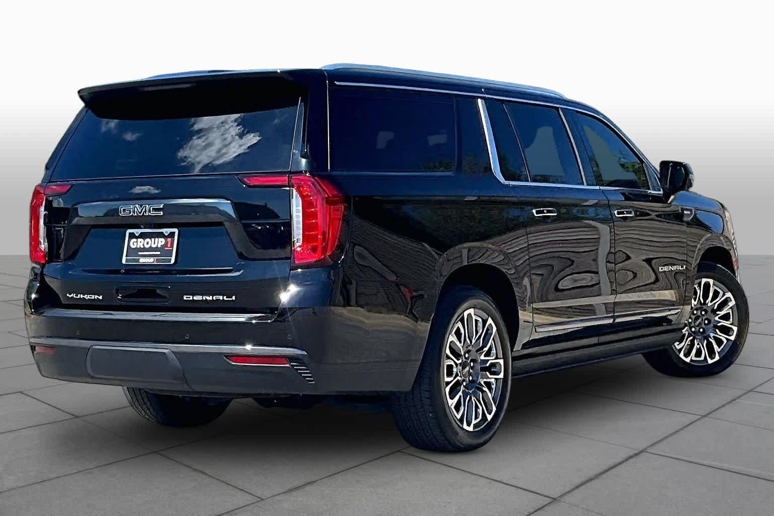 Used 2024 GMC Yukon XL Denali Ultimate AWD/4WD image 13