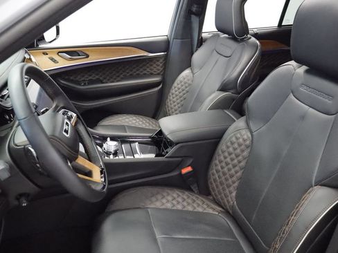 Used 2025 Jeep Grand Cherokee Summit AWD/4WD image 24