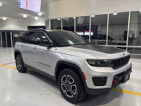 Used 2022 Jeep Grand Cherokee Trailhawk AWD/4WD image 3