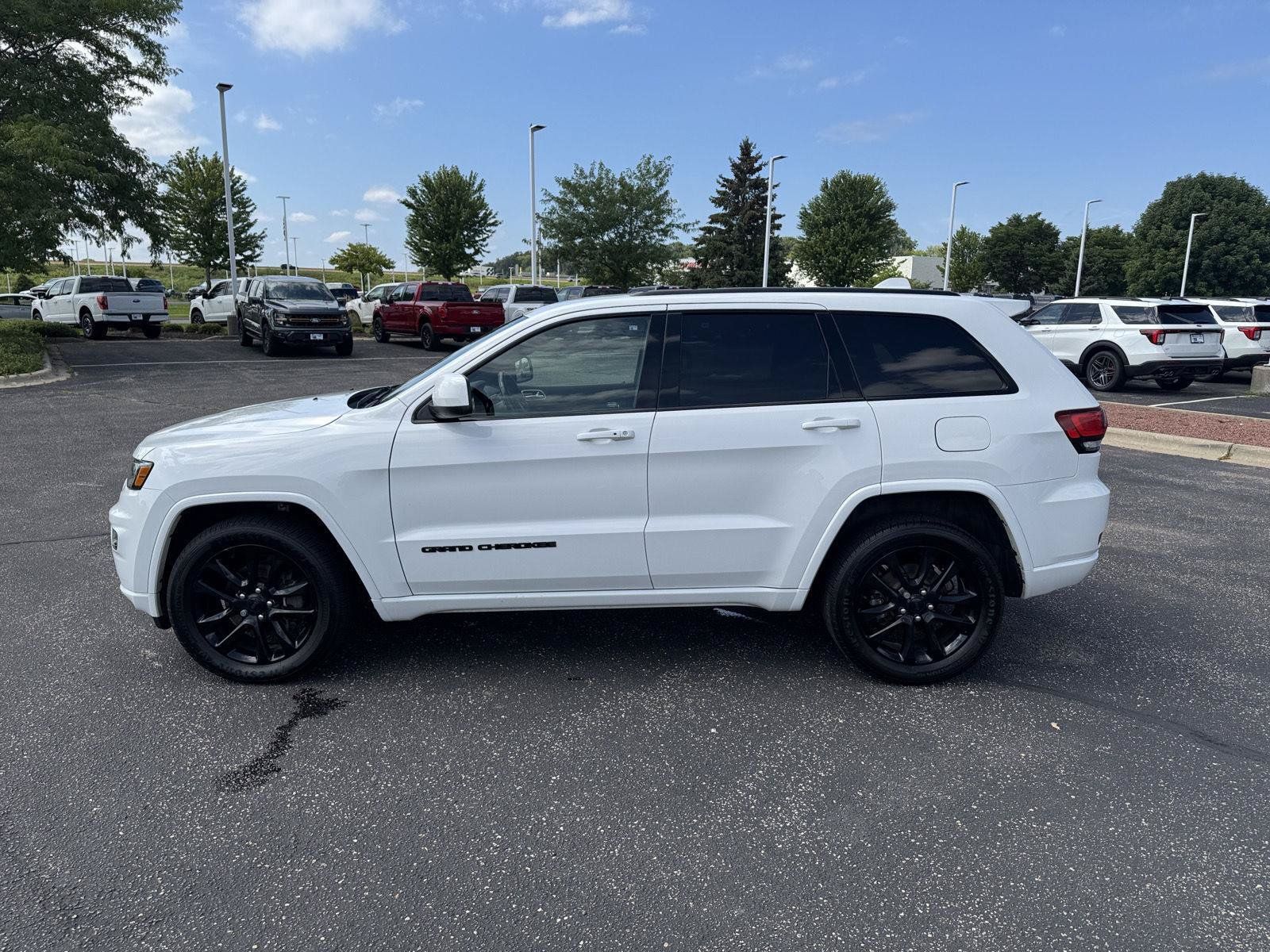 Used 2020 Jeep Grand Cherokee Altitude AWD/4WD image 10