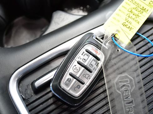 Used 2023 Chrysler Pacifica Touring-L image 75