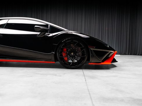 Used 2021 Lamborghini Huracan STO RWD image 28