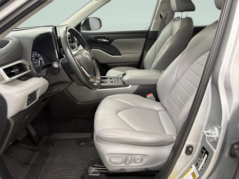 Used 2022 Toyota Highlander XLE AWD/4WD image 12