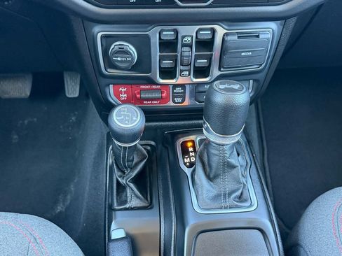 Used 2025 Jeep Wrangler Unlimited Rubicon AWD/4WD image 32