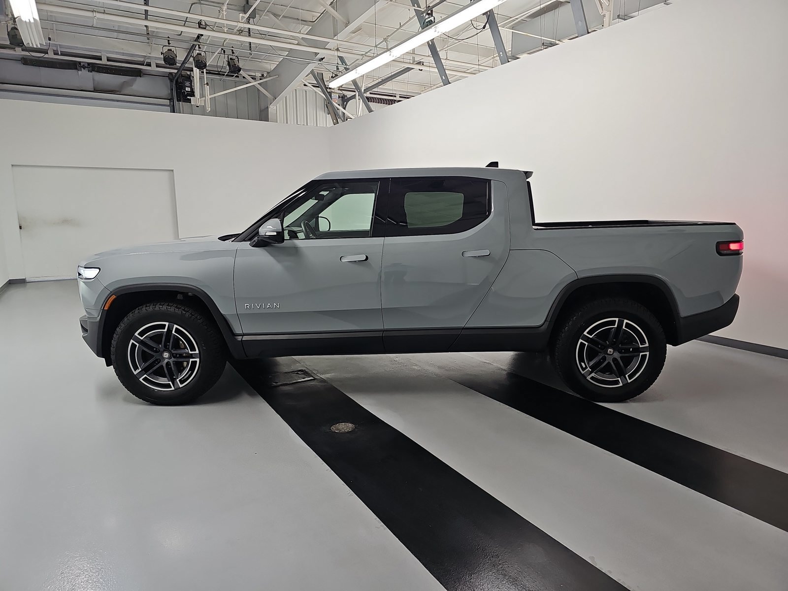 Used 2025 Rivian R1T Adventure Dual AWD/4WD image 2