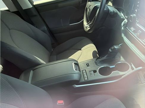 Used 2021 Toyota Highlander L image 8