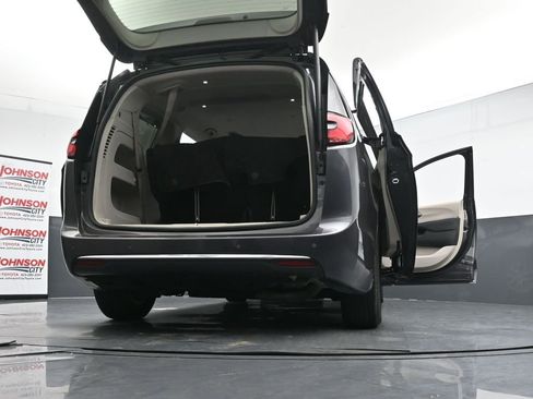 Used 2023 Chrysler Pacifica Touring-L FWD image 29
